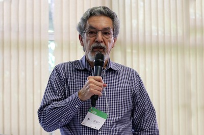 Nílson José Machado fala durante o debate