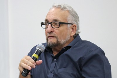 Paulo Saldiva fala durante o debate