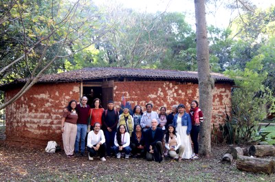Grupo em frente a Casa de reza, Opy