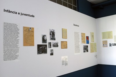 Detalhe da Exposição Alfredo Bosi - eixos "Infância e juventude" e "Docência"