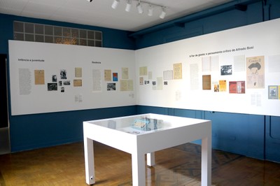 Detalhe da Exposição Alfredo Bosi: eixos temáticos e vitrine com objetos pessoais