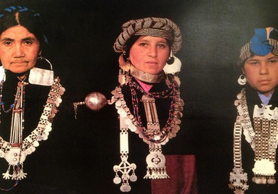 Mulheres da Etnia Mapuche com vestimentas tradicionais e adornos de prata