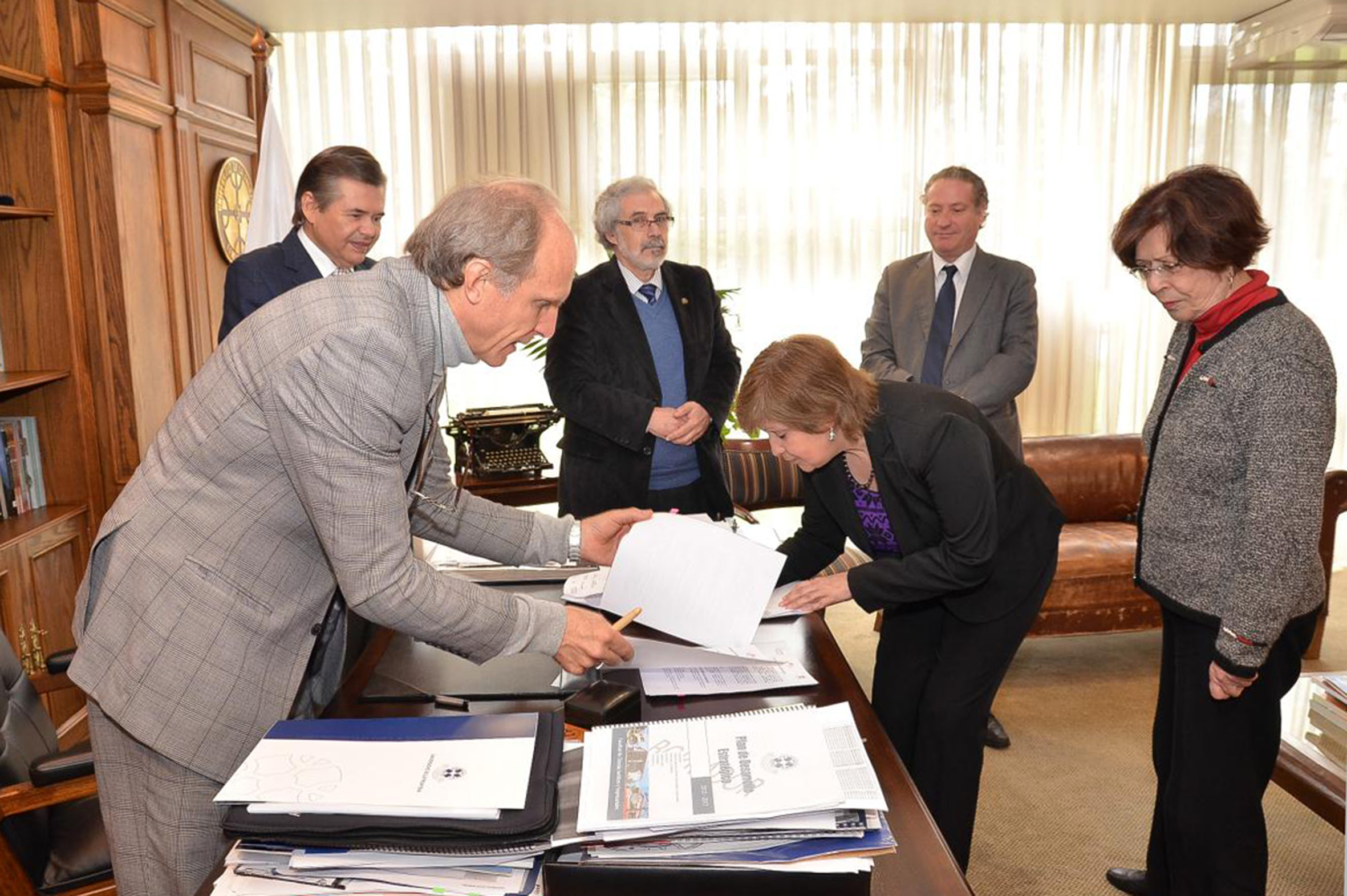 Martin Grossmann, Sergio Bravo Escobar, Raúl Sánchéz Gutiérrez, Hugo Zunino Edelsberg, Marianela Denegri Coria e Maria Helena Capelato