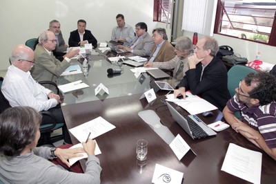 Fabiana Dultra, Júlio César Neto, Francisco César de Sá Barreto, Estevam B. de Las Casas, reitor da UFMG Jaime Arturo Ramirez, Márcio F. Dutra Moraes, José Vicente T. dos Santos, César Barreira, Paulo Henrique Martins, Martin Grossmann e Alexandre Varella