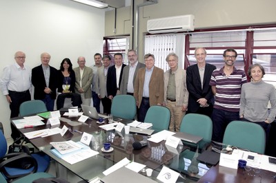 Júlio C. Neto,  José S. Lopes, Daisy Cunha, Francisco Sá Barreto, Márcio F. Moraes, José Vicente Moraes, reitor da UFMG Jaime A. Ramirez, Estevam de Las Casas, César Barreira, Paulo H. Martins, Martin Grossmann, Alexandre Varella e Fabiana D. Britto 