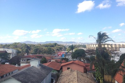 Vista do bairro da Pampulha, com estádio Mineirão, campus da UFMG e cidade planejada ao fundo