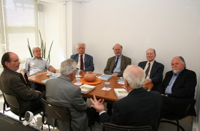 A partir da esquerda, César Ades, João Steiner, Umberto Cordani, Gehard Malnic, Jacques Marcovitch, Carlos Guilherme Mota, Alfredo Bosi e Hernan Chaimovich