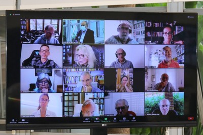 Pesquisadores do IEA participam via video conferência
