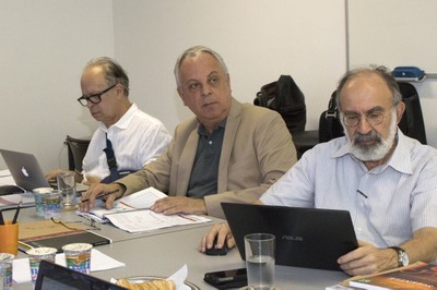 a partir da esquerda, Renato Janine Ribeiro, Carlos Roberto Ferreira Brandão e Guilherme Ary Plonski