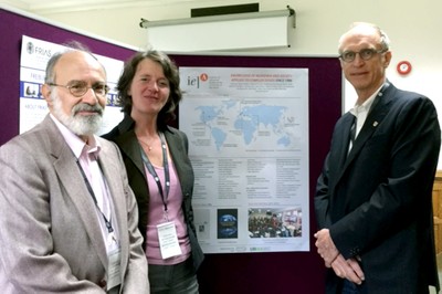  Guilherme Ary Plonski, Britta Padberg e Martin Grossmann ao lado do cartaz que apresenta o IEA-USP