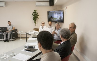 a partir da esquerda; Luciane Ortega, Guilherme Ary Plonski, Roberto Mendonça Faria, Martin Grossmann, Pedro Wongtschwski e Mário Sérgio Salerno