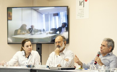 Luciane Ortega, Guilherme Ary Plonski e Roberto Mendonça Faria, ao fundo via video - conferencia; Eliana Emediato, Luis Gustavo Delmont e Reinaldo Danna