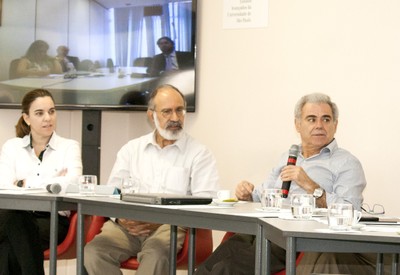 Luciane Ortega, Guilherme Ary Plonski e Roberto Mendonça Faria, ao fundo via video - conferencia; Eliana Emediato, Luis Gustavo Delmont e Reinaldo Danna