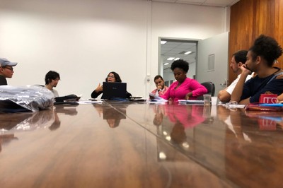 Eliana Sousa Silva conduz reunião com integrantes do Programa Centralidades Periféricas