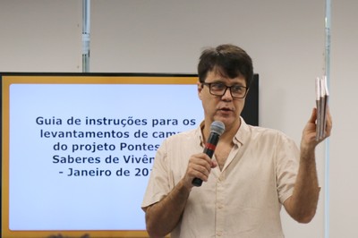Dálcio Marinho apresenta material de apoio aos alunos 