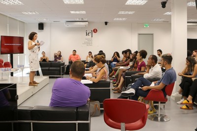  Eliana Sousa Silva se apresenta aos estudantes e explica a dinâmica do treinamento