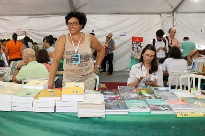 Edilma Martins no stand da Revista Estudos Avançados durante a 17a. Festa do Livro da USP 2015