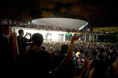 Manifestantes na cobertura do Congresso Nacional - 3