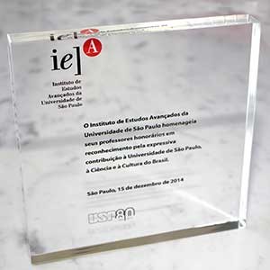 Placa em homenagem aos professores visitantes do IEA