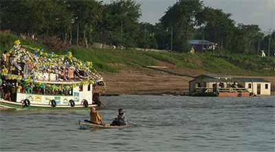 Rio com barcos