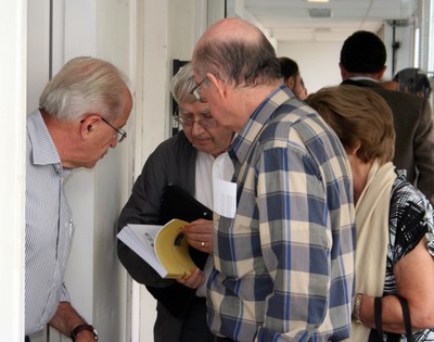 Visitors are given a copy of the 'Estudos Avançados' Journal, issue 70.