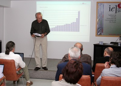 César Ades opens the event