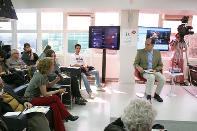 Arlene Clemesha asks Eugenio Bucci a question