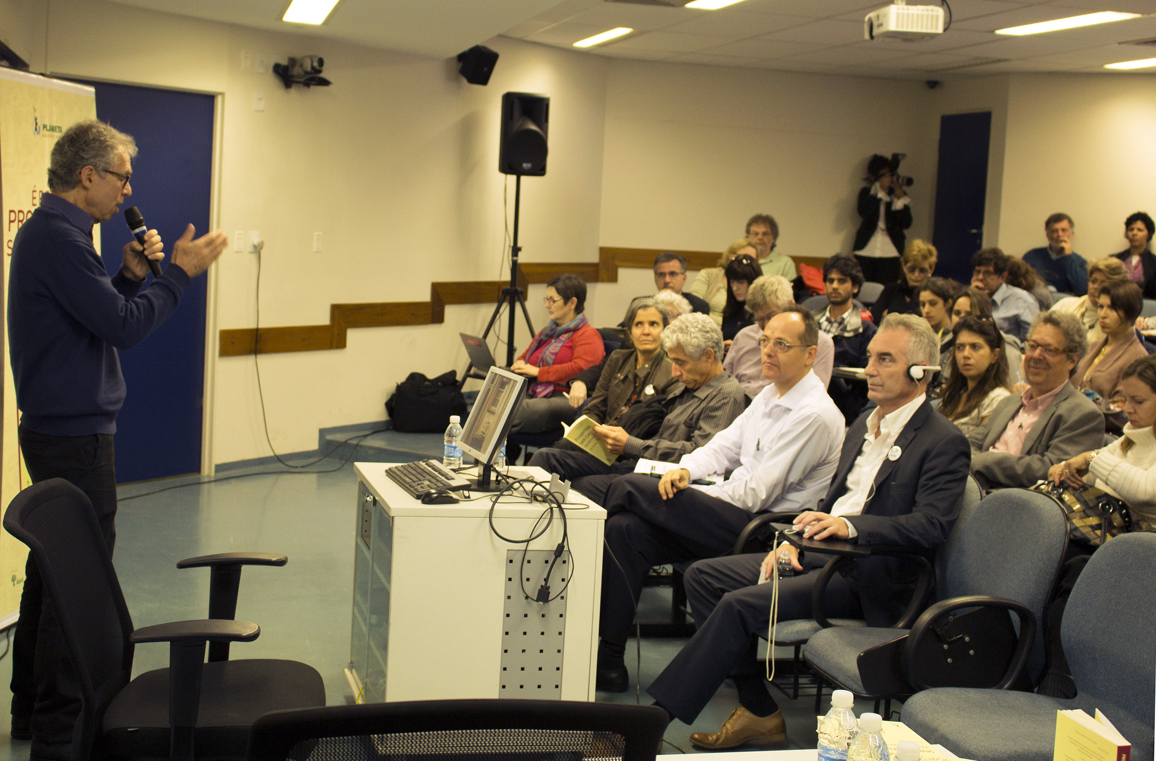Ricardo Abramovay opens the event and introduces Tim Jackson