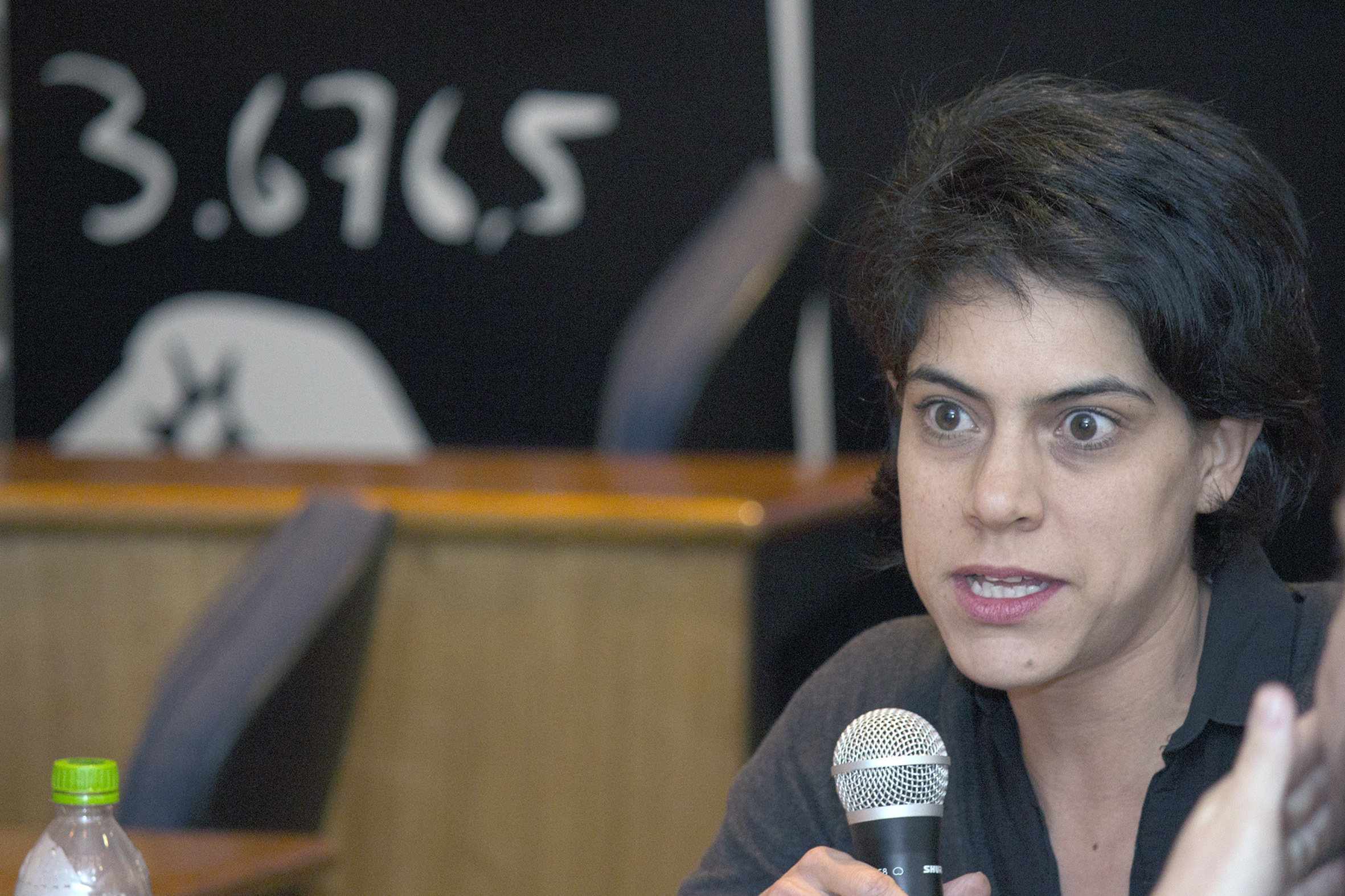 Julia Buenaventura Valencia de Cayses debating with Martí Peran