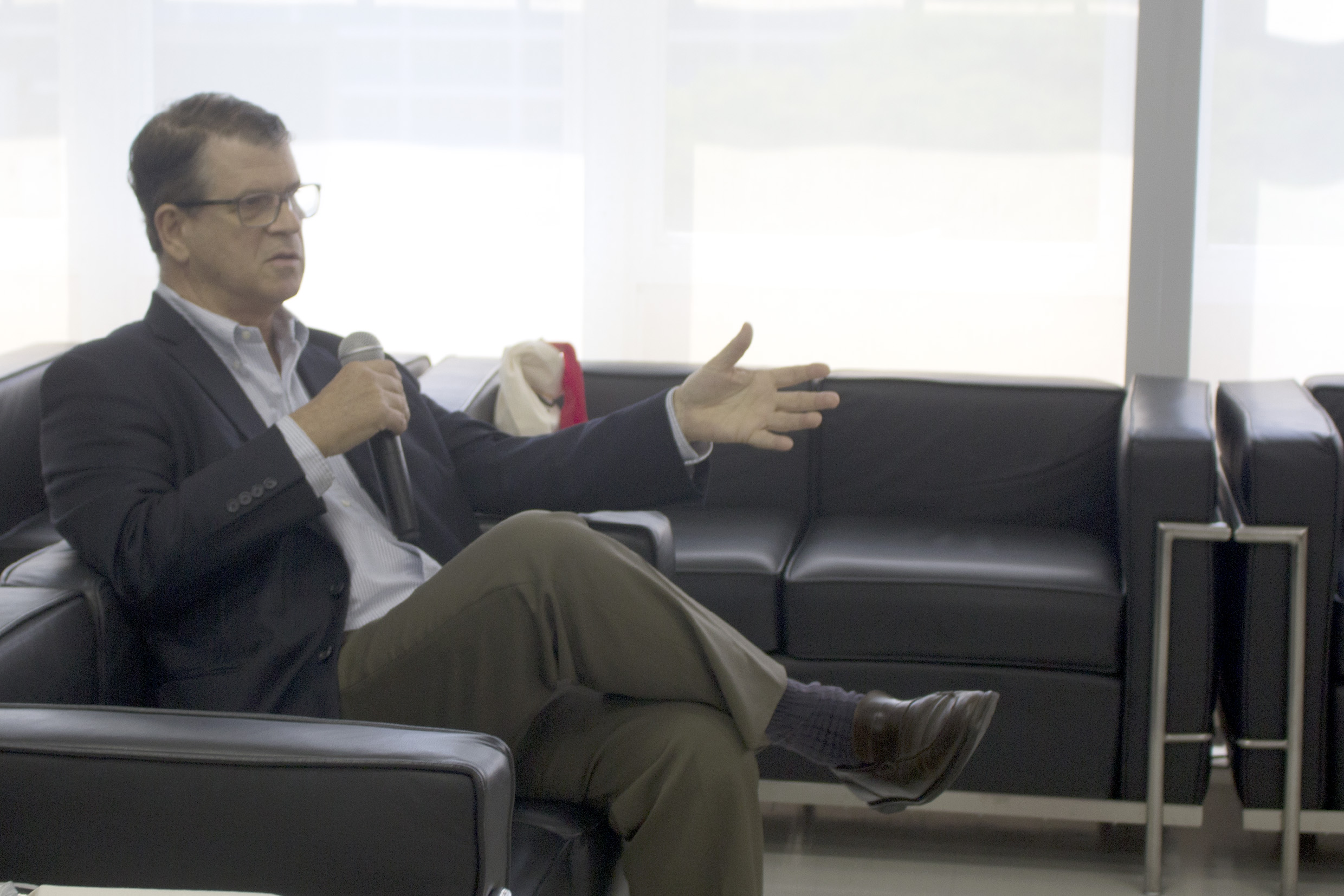 Marcelo Vieira makes questions to the exhibitors