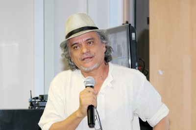 Participant of the audience makes a question