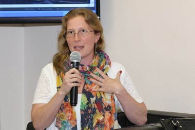 Participant of the audience makes a question
