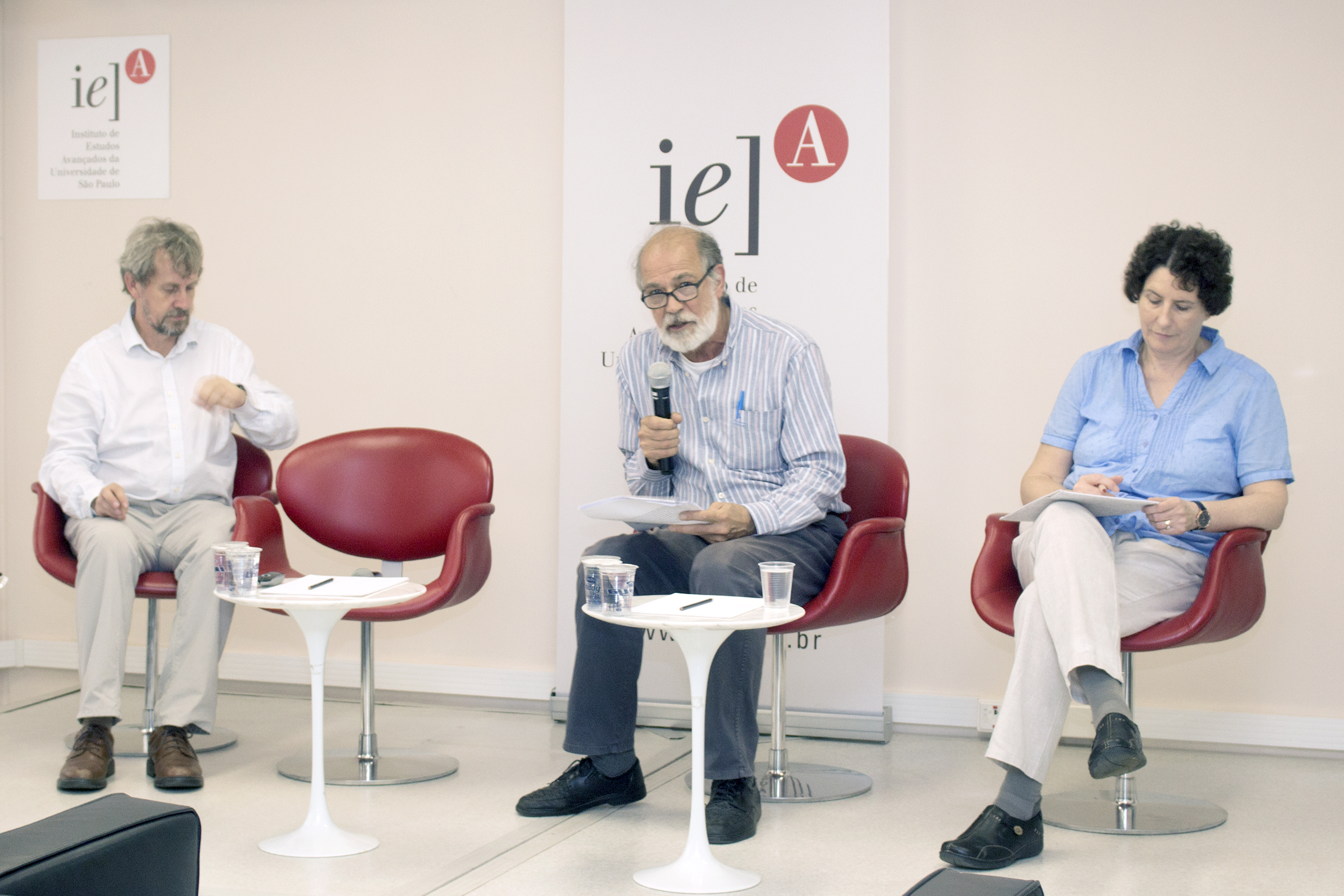 Pablo Mariconda opens the event and presents the exhibitor