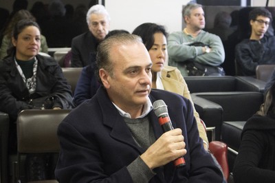Participant interacting during the debate