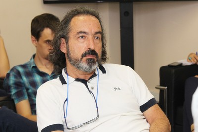 Gilson Schwartz, one of the debaters
