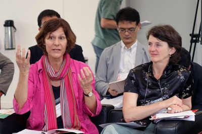 Véronique Zanetti interacting during the debate