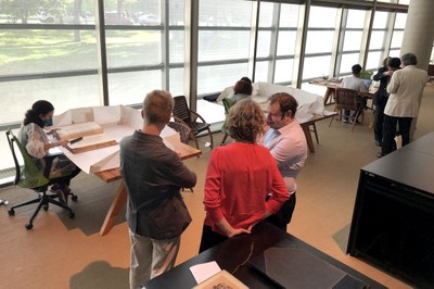 Participants observe the work of archive conservation at the Brasiliana Guita e José Mindlin Library