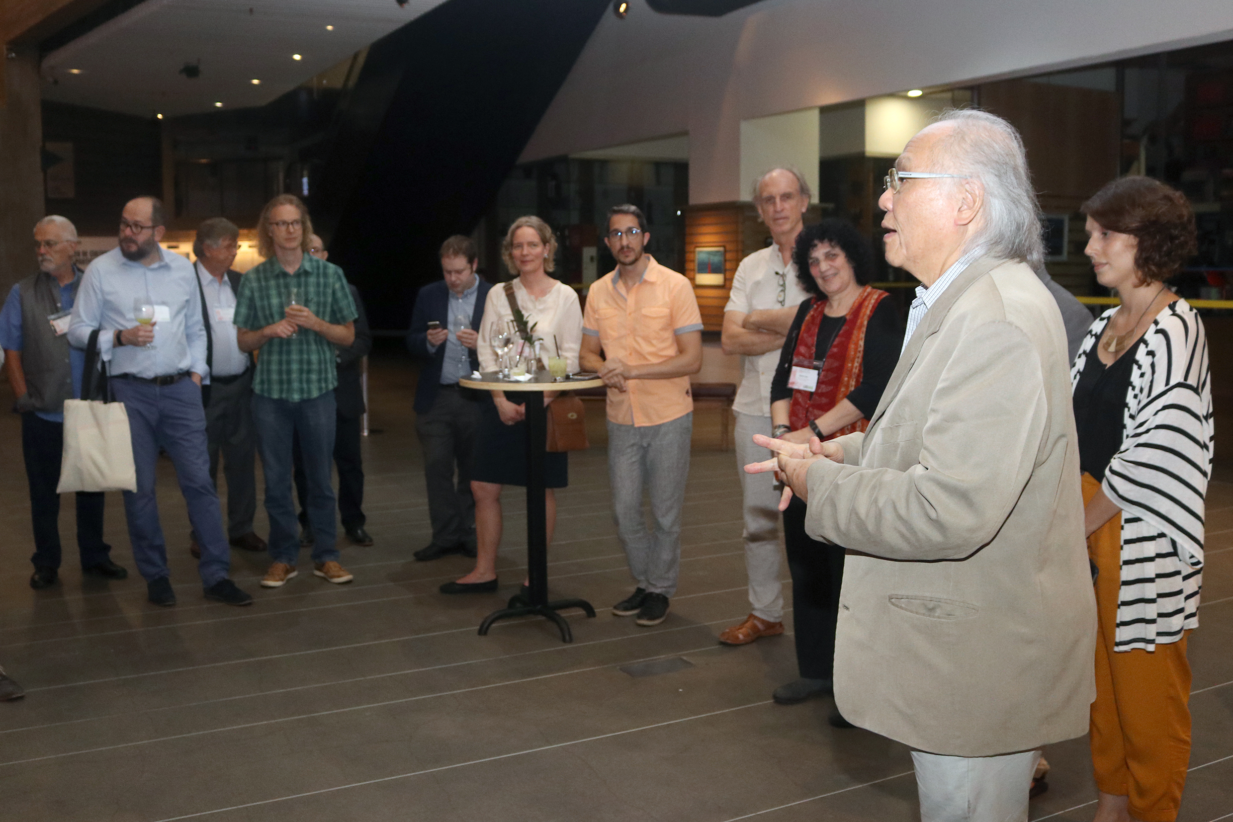 Ricardo Ohtake welcomes the participants