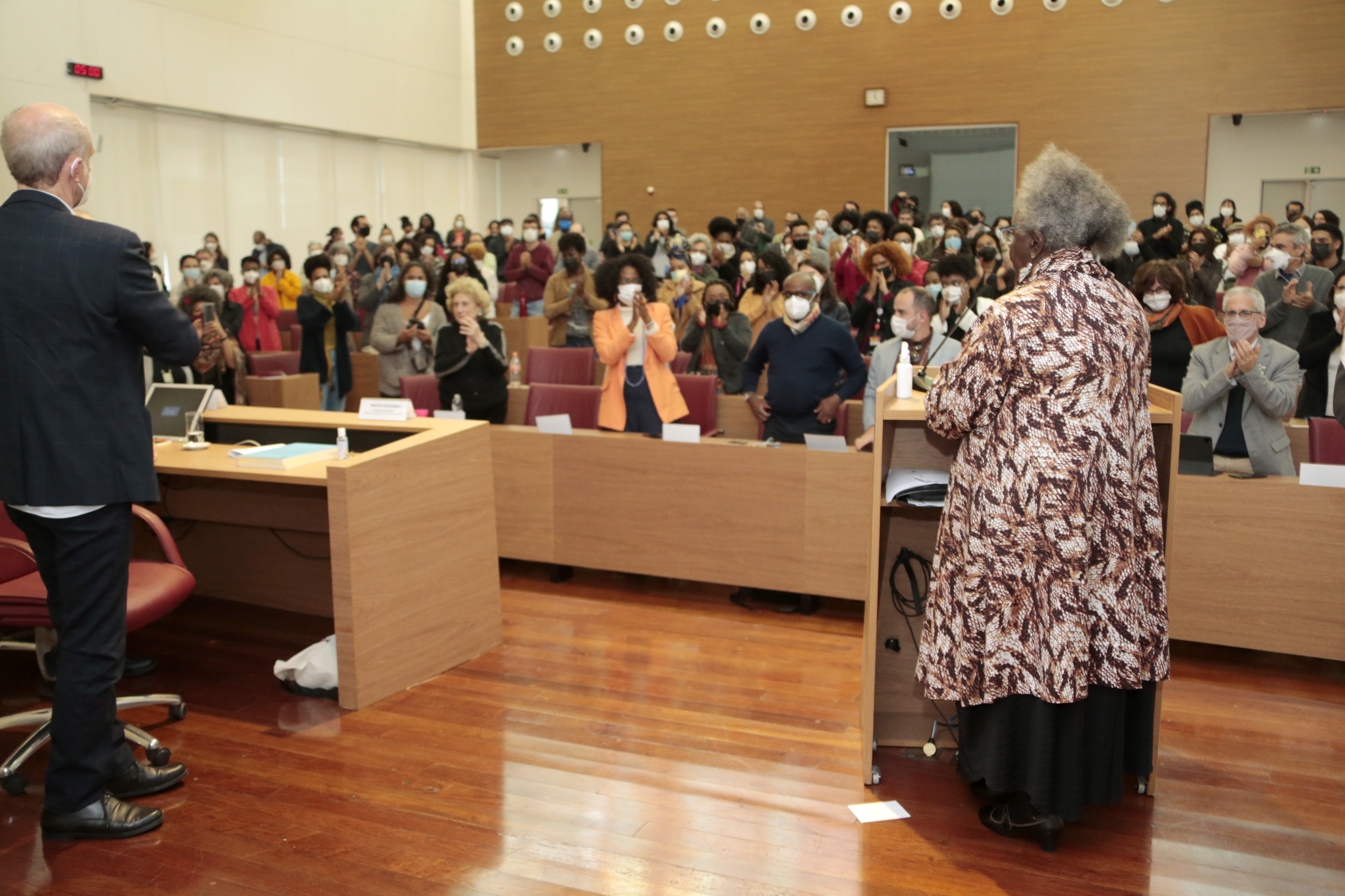 Audience applauds Conceição Evaristo