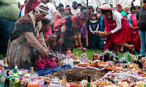 Cerimônia de oferendas a Pachamama na Argentina