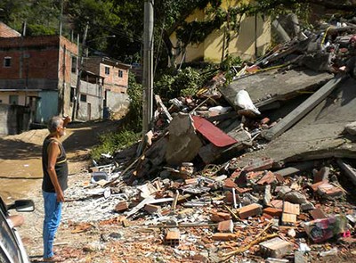 Deslizamento após temporal em São Gonçalo, RJ