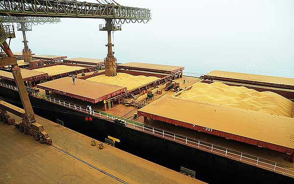 Embarque de soja no Porto de Paranaguá
