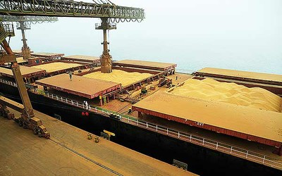 Embarque de soja no Porto de Paranaguá