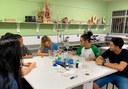 Estudantes do ensino básico em laboratório de escola Estudantes do ensino básico em laboratório de escola