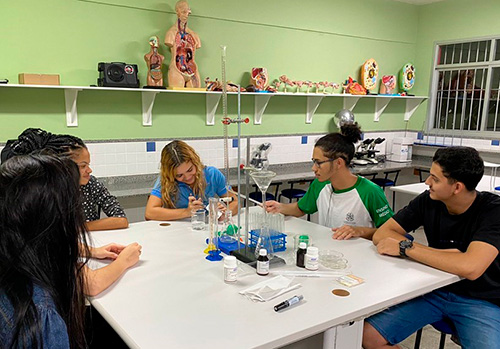 Estudantes do ensino básico em laboratório de escola