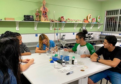 Estudantes do ensino básico em laboratório de escola