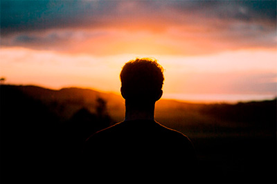 Homem de costas em pôr do Sol - 2