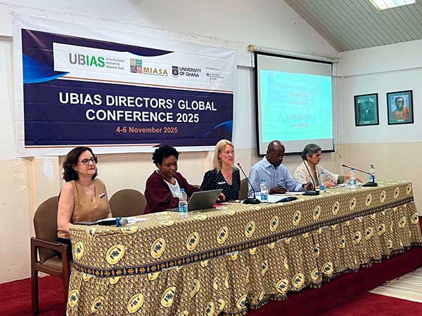 Mesa da 1ª sessão do encontro de diretores de IEAs