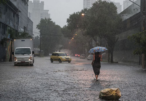 Mulher na chuva