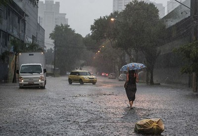 Mulher na chuva